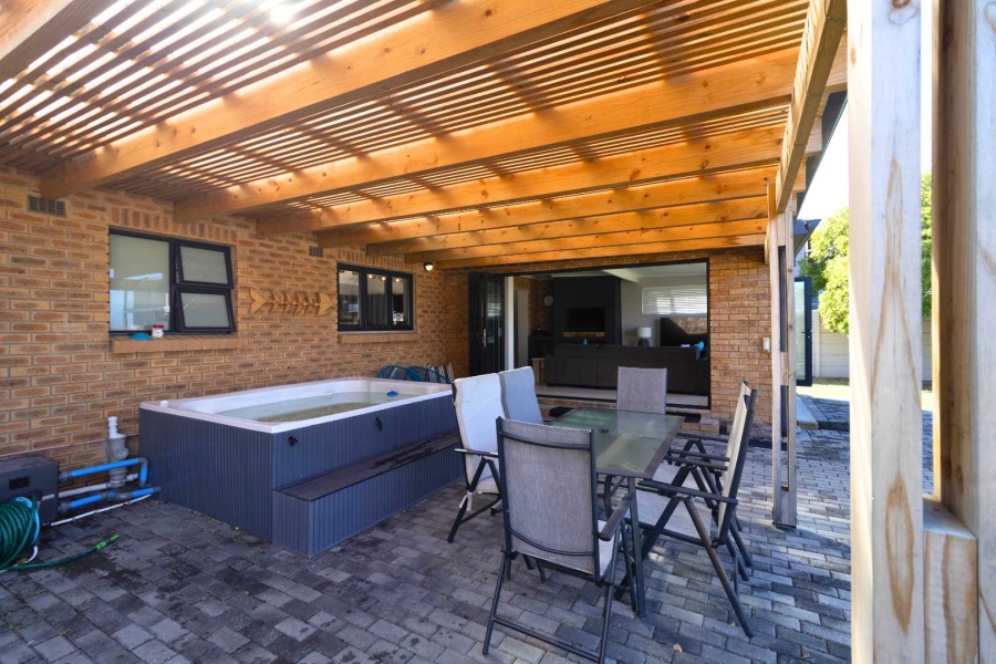 4 Bedroom Property for Sale in Sandbaai Western Cape